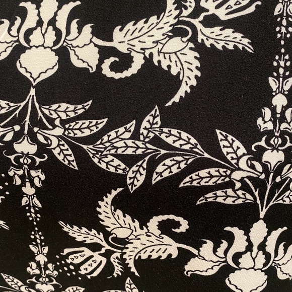 Philosophy Short Sleeve Shift Dress | Black & White Floral (M) - Picture 3 of 11